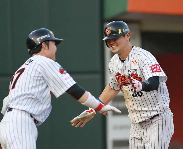 박종윤 선수의 달아나는 1타점 적시타